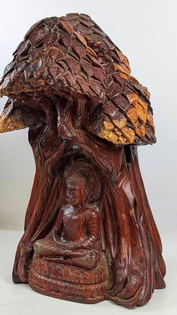 handgemaakte houten sculptuur Boeddha onder de Bodhiboom -