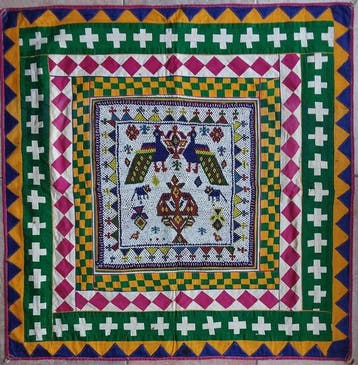 Traditionele decoratie van textiel en kralen gemaakt door de