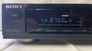 Sony - ST-S320 Quartz-locked PLL Digital Synthesizer Tuner