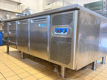 Twee Afinox koelwerkbanken met RVS werkblad