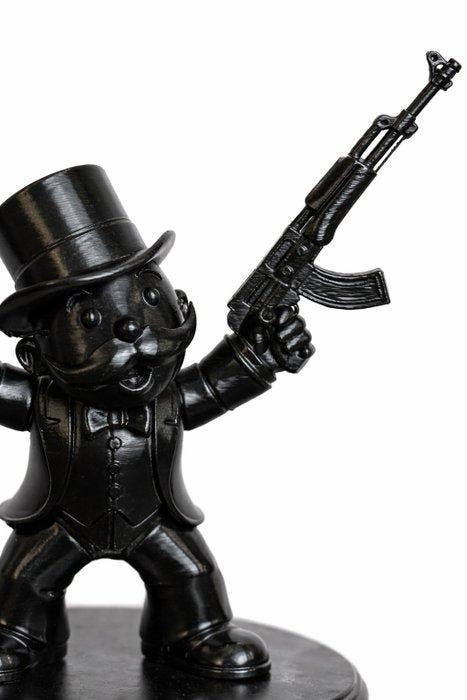 Daluxe Art - 1999 • Monopoly Boss Gun Display Gloss, Antiek en Kunst, Kunst | Designobjecten