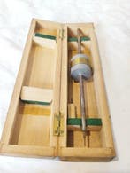 scientifique ancien de laboratoire, aiguille vibrante /