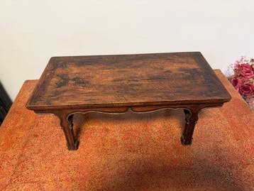 Een kleine uit hardhout gesneden tafel of standaard, 19e–20e