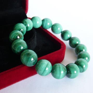 Beau bracelet en malachite avec sa boîte-cadeau.- 77 g