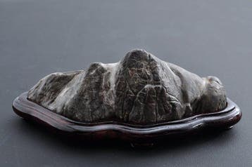 Pierre - Paysage de montagne au style suiseki japonais avec