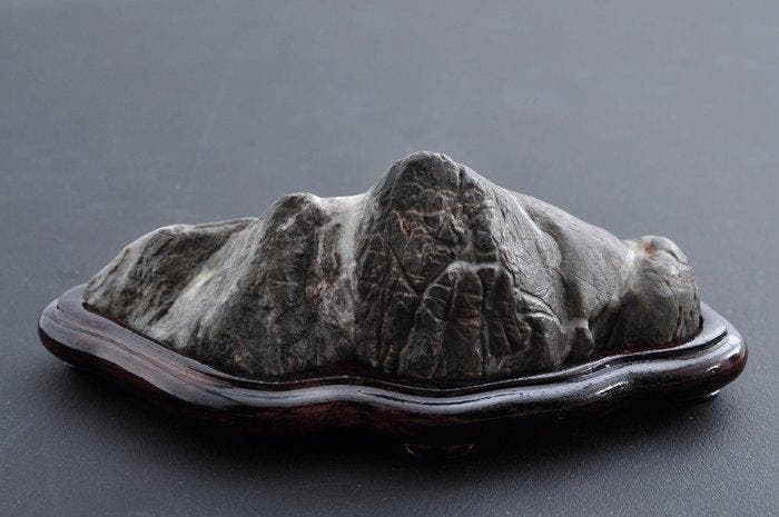 Pierre - Paysage de montagne au style suiseki japonais avec, Antiek en Kunst, Antiek | Overige Antiek