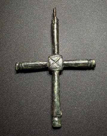 Middeleeuwen, kruisvaardersperiode Brons Elegant kruis met