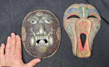 Curiosity cabinet : 2 good traditionnal wood mask from Asia