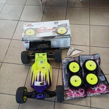 Associated 1:8 - Modèle réduit - Associated RC8 T4e Truggy