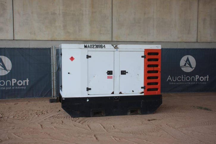 Veiling: Generator SDMO R90C3 Diesel 80kVA 2011, Articles professionnels, Machines & Construction | Générateurs, Enlèvement