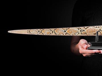 Geen minimumprijs - Uitgebeiteld zwaardvisrostrum op sokkel, Antiek en Kunst