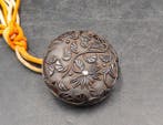 Houten bloem-arabeske houtsnijwerk manju netsuke inro