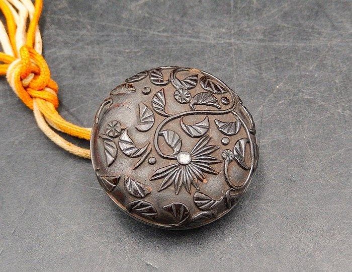 Houten bloem-arabeske houtsnijwerk manju netsuke inro, Antiek en Kunst, Antiek | Overige Antiek