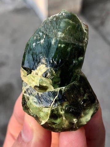 Cristal de péridot vert à terminaison, avec inclusion rare