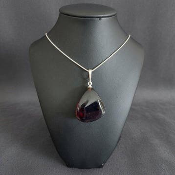 Hanger van Sumatraanse amber. Uitzonderlijk tweekleurig