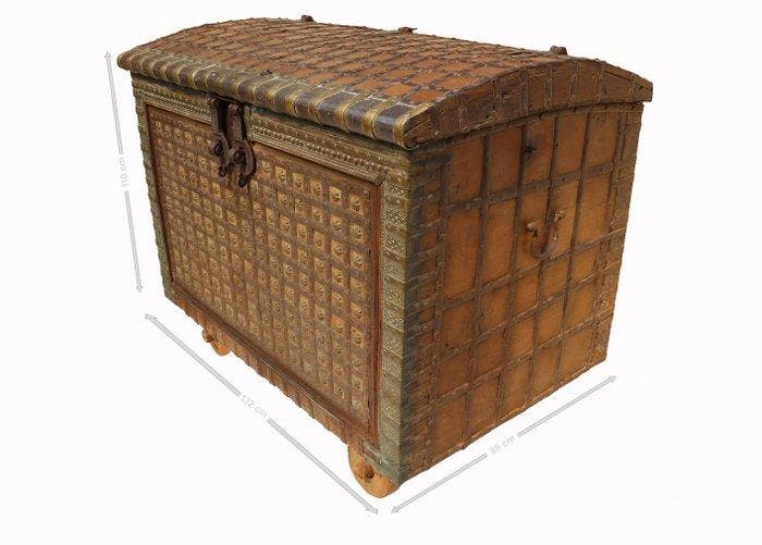 Een grote antieke Indiase bruidsschatkist met metalen inleg, Antiquités & Art, Art | Art non-occidental