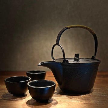 Gietijzeren sakeset: Chshi (sake- / theeinschenkvat) met 3