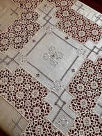 Linnen bedsprei met handgeborduurde details en haakwerk,