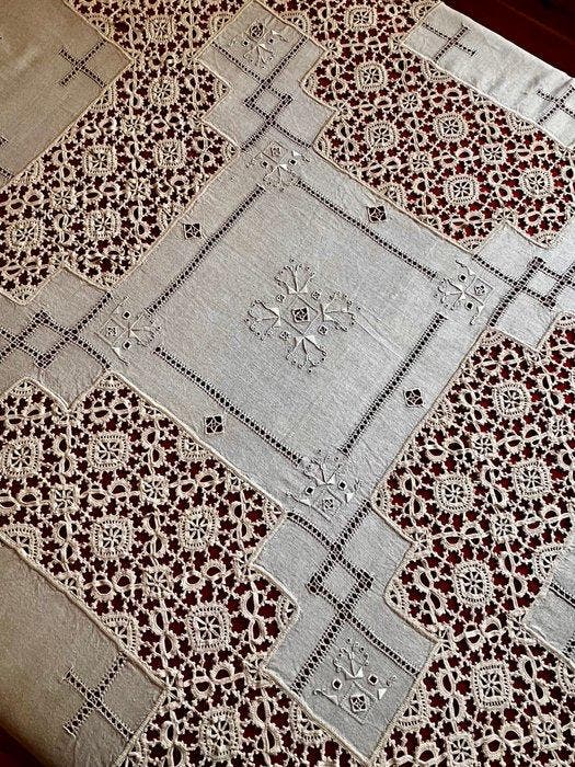 Linnen bedsprei met handgeborduurde details en haakwerk,, Antiek en Kunst, Antiek | Tapijten, Tafelkleden en Textiel