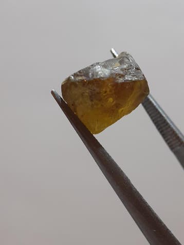 Natural orangey yellow sphene - 4.984 ct - rough gemstone -, Verzenden, Nieuw