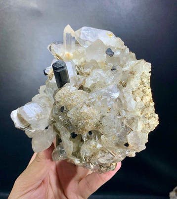 Échantillon naturel de tourmaline avec quartz fumé et mica