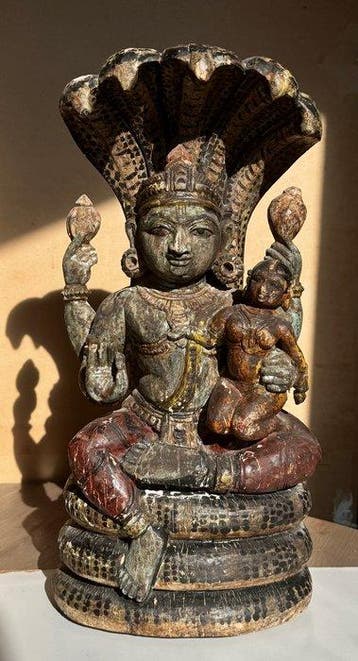 Vishnu met Lakshmi gezeten op Shesha/Ananta - Hout - India -