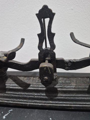 Cast Iron Balance Scale with Brass Pans – Spain - Balans of