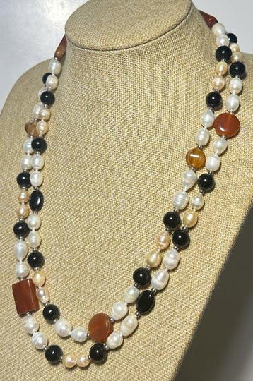 Zoetwaterparels, carneool en zwart onyx. Hoge kwaliteit.
