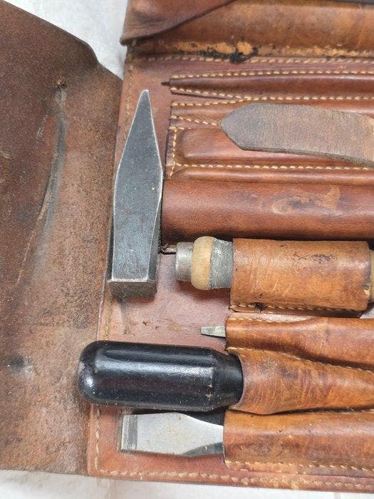 Werktuig - Vintage leren gereedschapstas met gereedschappen, Antiek en Kunst, Antiek | Wandborden en Tegels