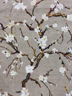 Elegante en delicate stof met amandelbloesemmotief in