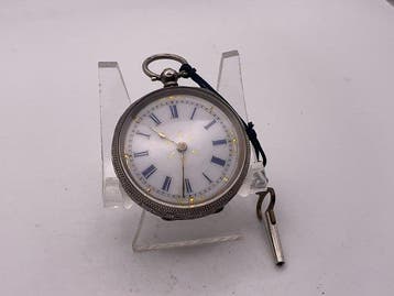 Cilindro . Argento . Quadrante decorato . Chiavetta . 1880 ., Nieuw