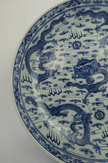 Grote blauw-witte Five Dragons-oplader - Porselein - China, Antiek en Kunst