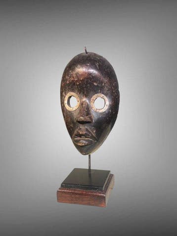 Masker in / sokkel op maat - Dan-masker van licht hout - Dan