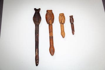 Ensemble de quatre sifflets zoomorphes sculptés ornés d’une