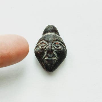 Bactrien grenat Talisman à perle de tête divine taille XS -