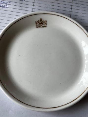 Royal Doulton Set van vijf witte porseleinen bordjes,