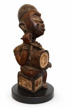 : beeldje in Yombe/Kongo-stijl dat een machtig of