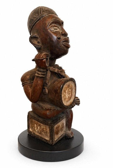 : beeldje in Yombe/Kongo-stijl dat een machtig of, Antiek en Kunst, Kunst | Niet-Westerse kunst
