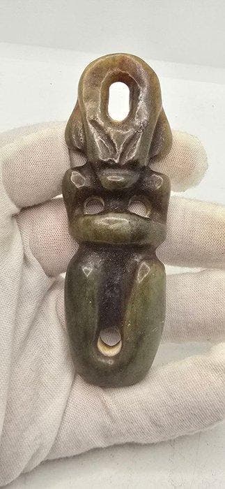 Uitgehouwen buitenaardse nefriet-amuulet - Amulet - Amulet