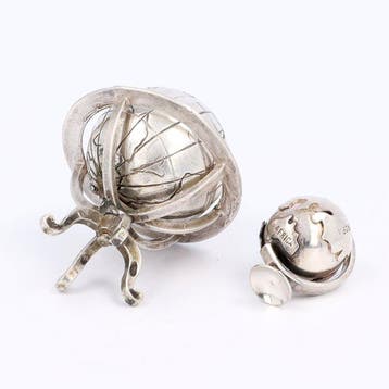 NO RESERVE. Wereldbol. - Beeldje - Miniatuur Globes (2) -