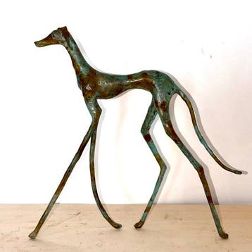 Abdoulaye Derme - sculptuur, Lévrier stylisé en bronze - 35, Antiquités & Art