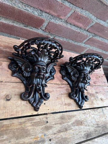 Decoratief ornament (2) - twee gietijzeren consoles - Europa, Antiek en Kunst