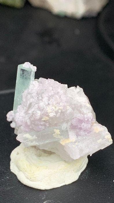 Natuurlijke Toermalijn Kristal met mica op kwarts - Hoogte:, Verzamelen, Mineralen en Fossielen