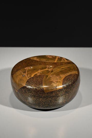 Doos - Een ronde maki-e- en nashiji-lakende kashibako met, Antiek en Kunst