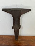 Werkgereedschap Antiek - aambeeld aan een paal