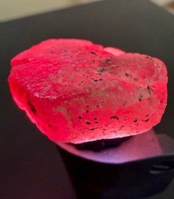 Robijn Ruwe. Prachtige 91,03 ct. Mozambique. Grote