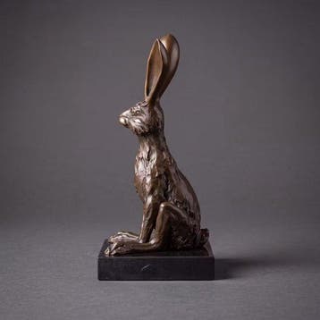 Statue, Zittende haas. Naar: Milo - 21 cm - Bronze, Marbre