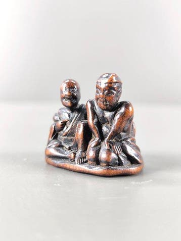 Japan Hout Netsuke van hout die drie blinden uitbeeldt -