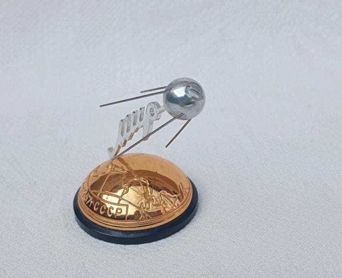 The First Earths Satellite 1957-X-4 Sputnik - 1950-1960, Antiek en Kunst, Antiek | Wandborden en Tegels