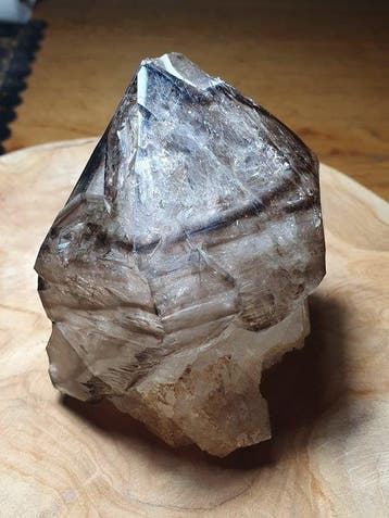 Quartz fumé esthétique avec motifs fantôme internes en